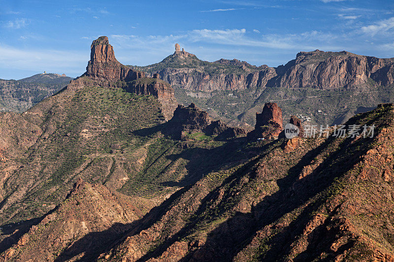 Roque Bentayga和Roque Nublo，西班牙加那利群岛大加那利岛特赫达火山口的火山岩。